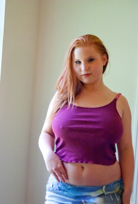 curvy milf lying in bed adult img