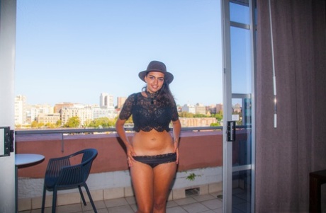 curvy tight clothes exclusive pic