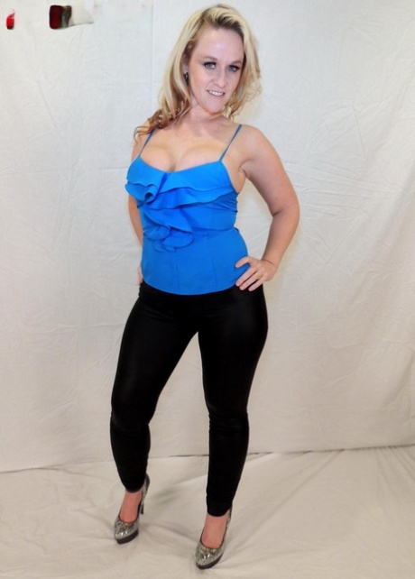 big booty lesbian strap on free naked pic