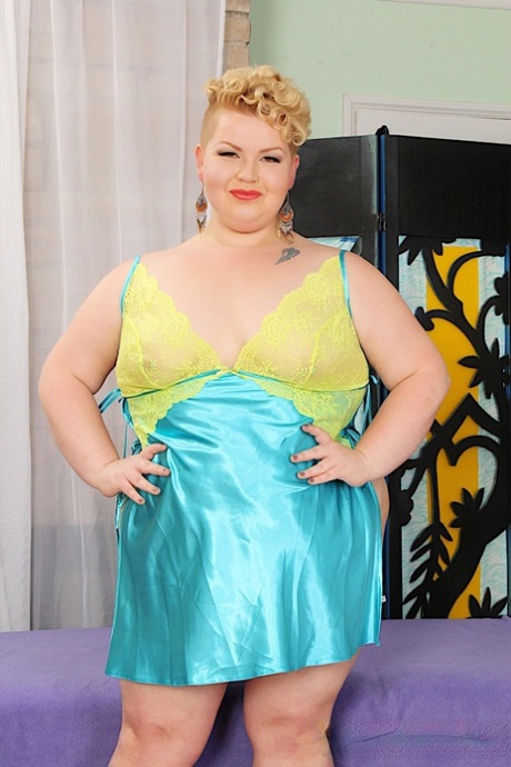 bbw slut gets ready for hardcore action porn pictures
