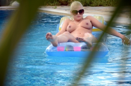 thick woman solo hd image