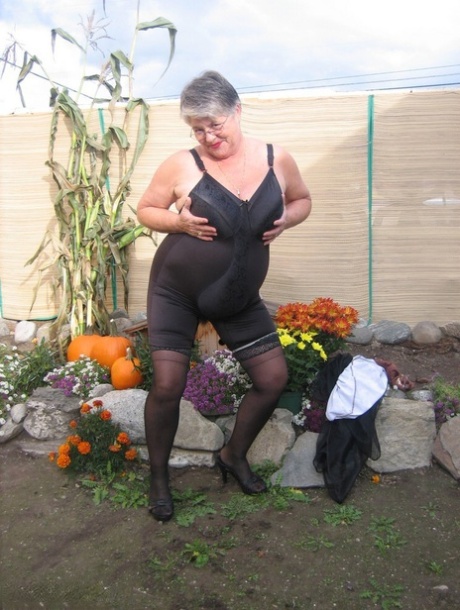 voluptuous woman likes to suck hard cock photos janet beautiful nude photo