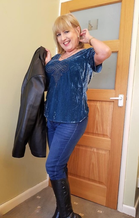 fat chick is picked up for some cock riding free naked picture