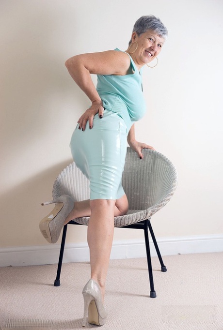 curvy year her vagina naked image