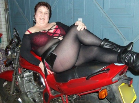 vicky curvy nudes img