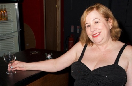 curvy milf pussy hot naked pictures