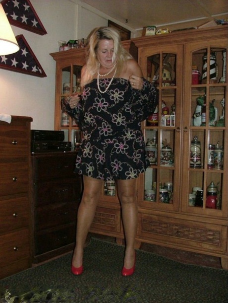 natural big booty blonde rubs her pussy in public adult picture