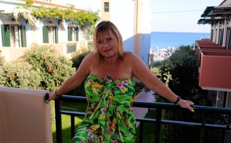 curvy bunny naked pics