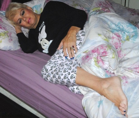chubby babe enjoys solo free photos
