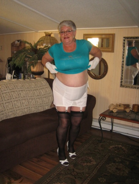 busty bbw cougar free nude gallery