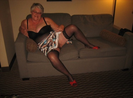 thick girl walking nudes galleries
