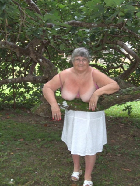chubby white girl gets black ghetto nudes images