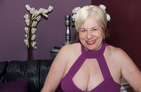 wow thick blonde babe sucks her amazing tits live show perfect pictures
