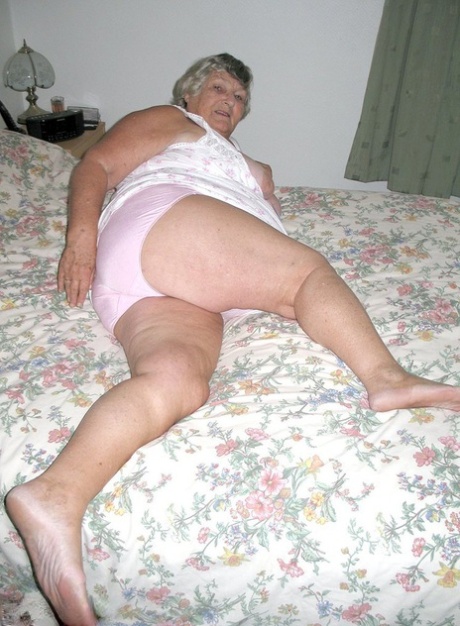 thick redbone twerk adult picture