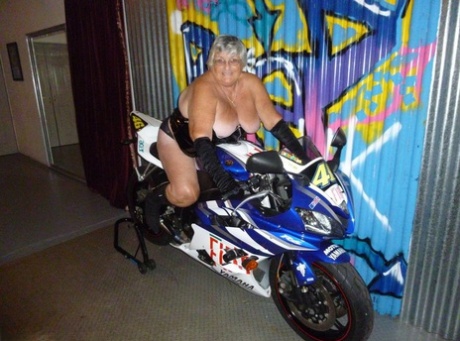 bbw close up on cam analizing hot image