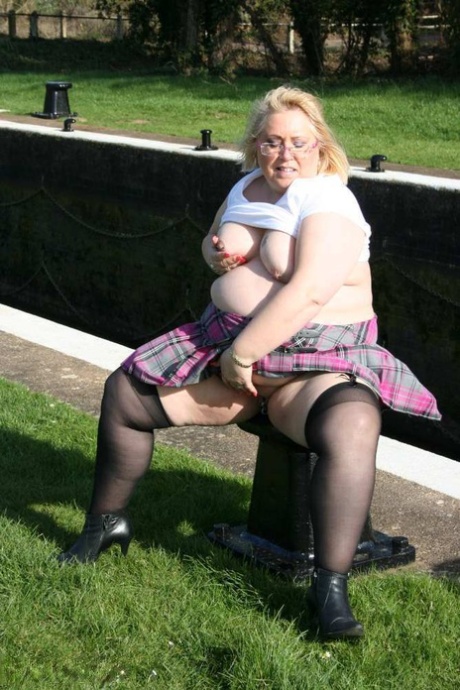 curvy deepthroat exclusive image
