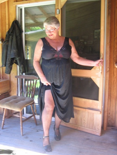 thick tickle free naked images