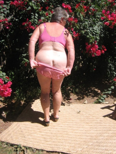 fat aussie lez licking hot naked image