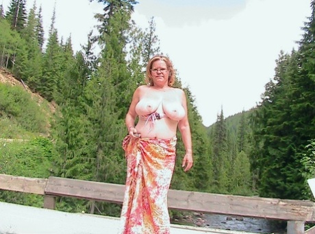 bbw shakes her ass and plays with her huge boobs sexy naked galleries