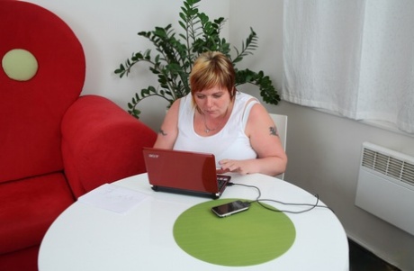 my chubby mom on toilette real top pictures