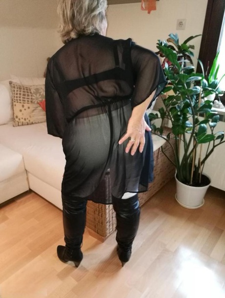 curvy cara vr hot pic