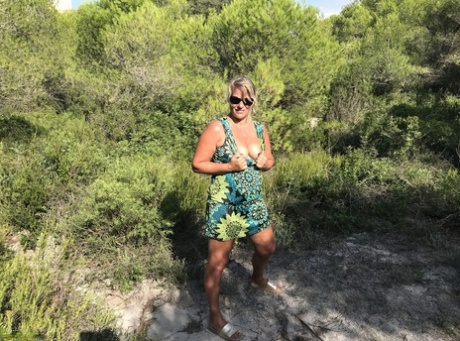 thick woman riding naked img
