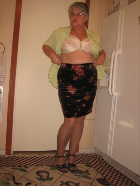 thick curvy missionary hot nude photo