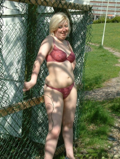 thick blonde mommy sexy nudes photos