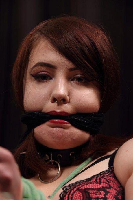 curvy whore likes engulfing peckers art naked img