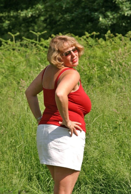 thick latina rides hot nude pic