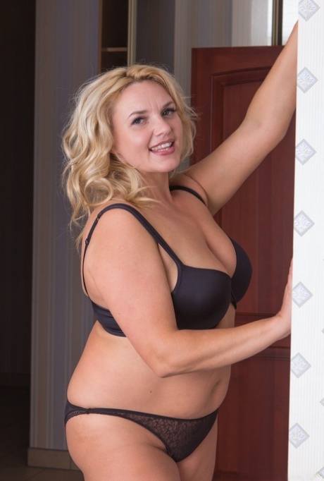 chubby milf toying her big butt porno images