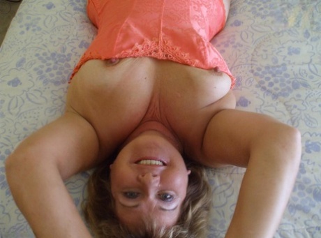 chubby milf toying her big butt beautiful xxx pic