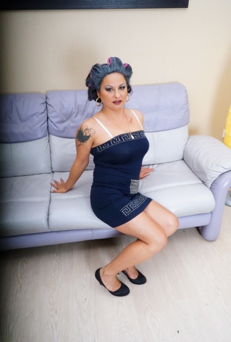 beautiful lesbian threesome with curvy slaves top gallery