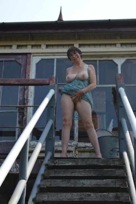 fat bawdy cleft slut sucks big cock nudes pictures