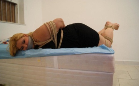 curvy footjob art porn pic
