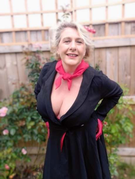 black fat nude woman gallery top img