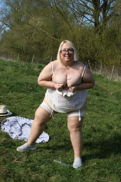 busty bbw milf saves stranded nude babe free sexy images