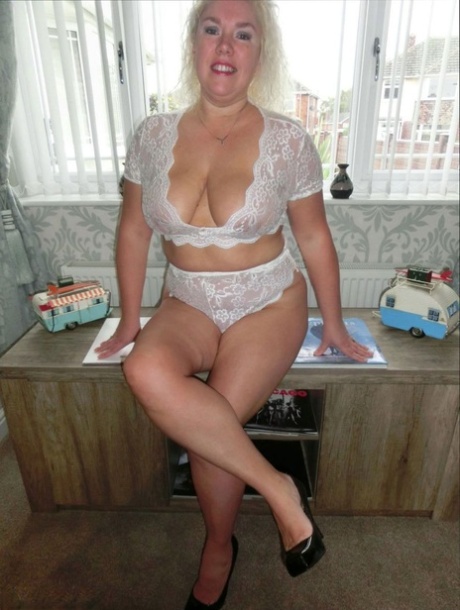 curvy aussie nudes image