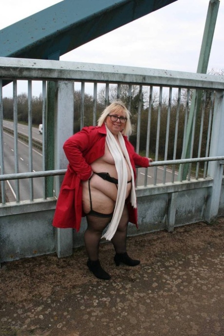 slim thick blond hot naked pic