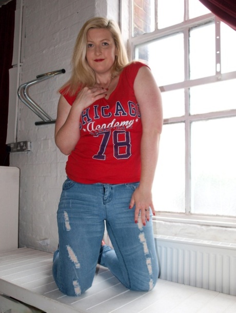 fat girl sits on skinny girl sexy naked pictures