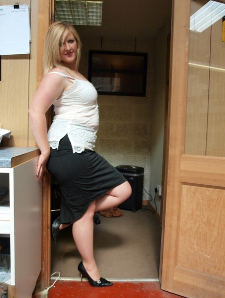 thick girl small tits beautiful xxx img