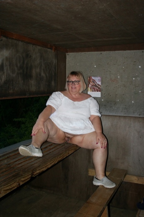 thick blonde cougar hot nude photos