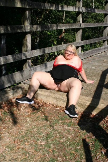 thick oiled thighs hot naked pics