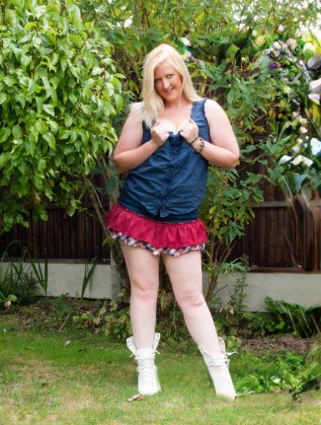 curvy milf spreads her legs nude photos
