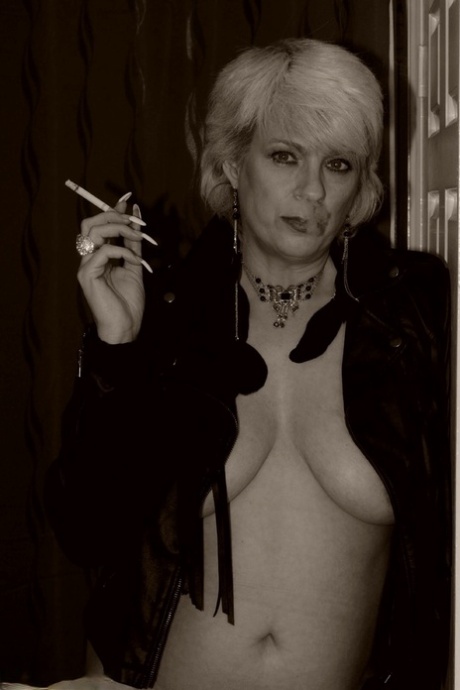 curvy goth girl hot sexy img