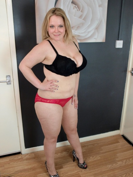 voluptuous diva enjoys deep pie bang pornographic photos