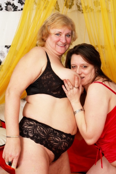 thick chicks in thongs top image