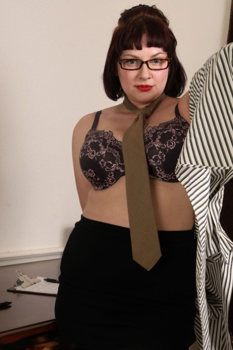 chubby woman in short skirt best pic