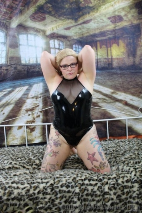 big ass babe in yoga pants gets a facial hot naked images