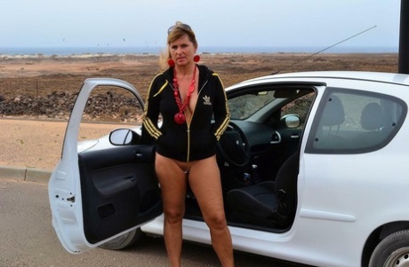 fat bbw teen shows off erotic photo